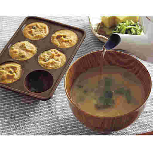 冷凍した味噌玉と味噌玉にお湯を注いでいる画像