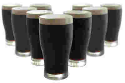 グラスに注がれた多数の黒ビール