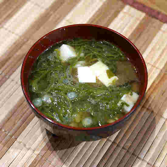 茶碗に注がれた豆腐とめかぶが入ったお味噌汁