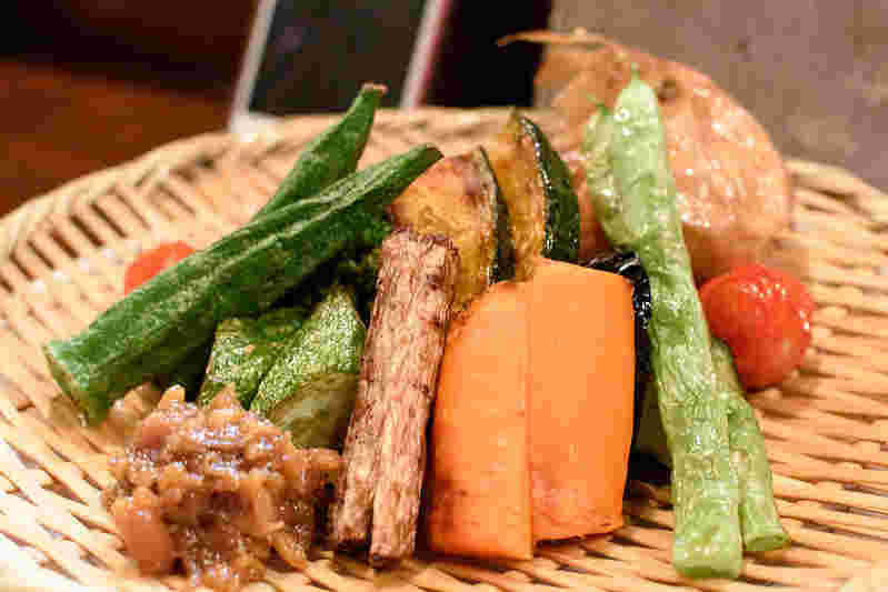 人参やアスパラ、トマトなどいろいろな野菜の素揚げ