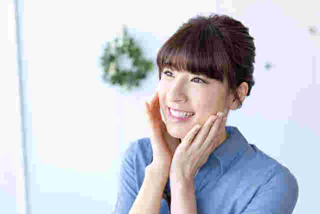 肌の保湿をする女性