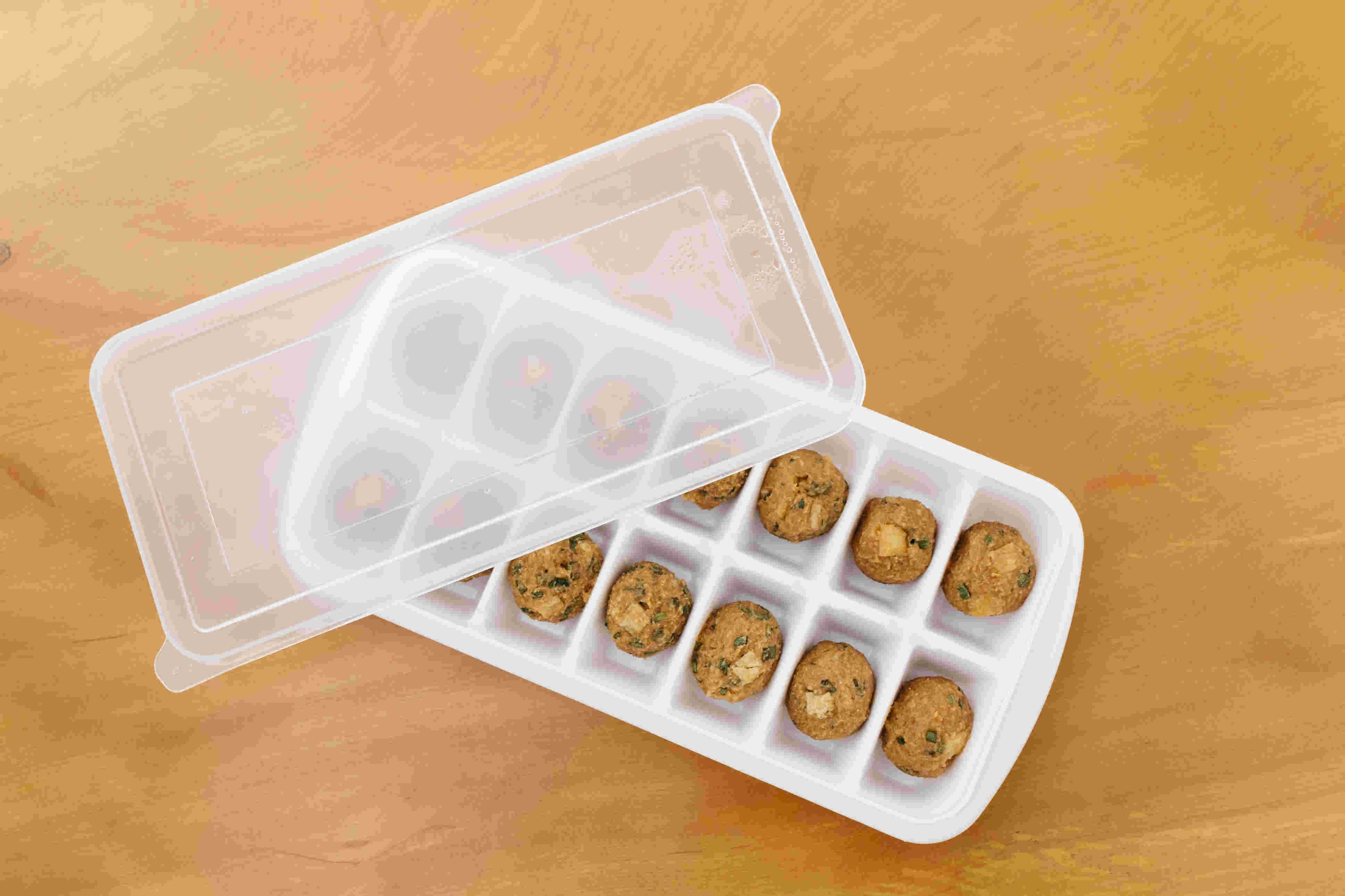 製氷皿に入れた味噌玉