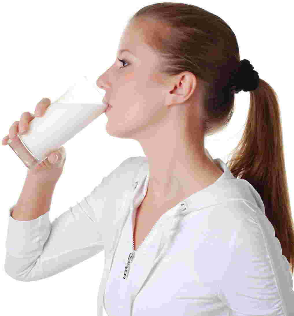 牛乳を飲む女性
