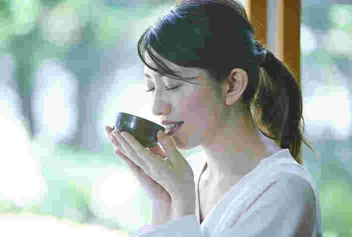 緑茶を飲む女性