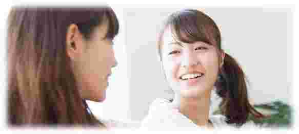 笑顔で話をする女性たち