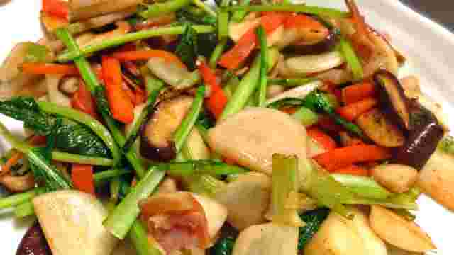 人参やほうれん草などを加えた野菜炒め