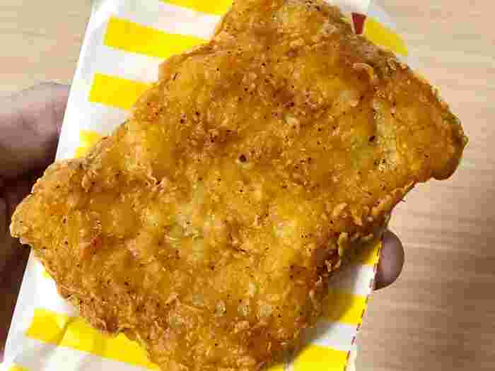 袋の上にのっている美味しそうなコンビニチキン