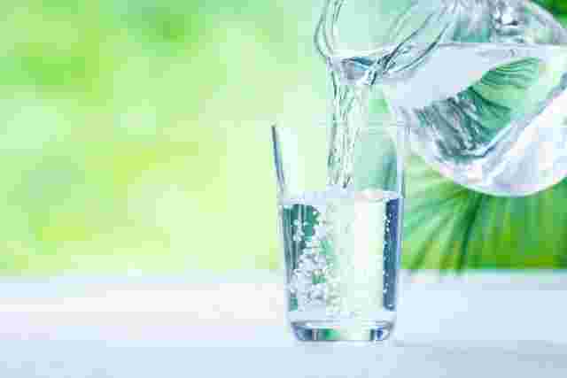 水をグラスに注いでいる様子