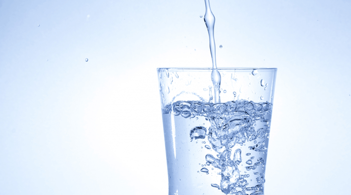 グラスに注がれた水
