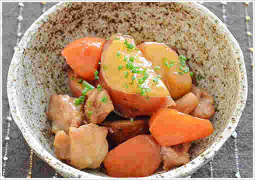 人参を鶏肉と野菜と一緒に煮込んだ煮物