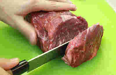 コストコ肉をカットする様子