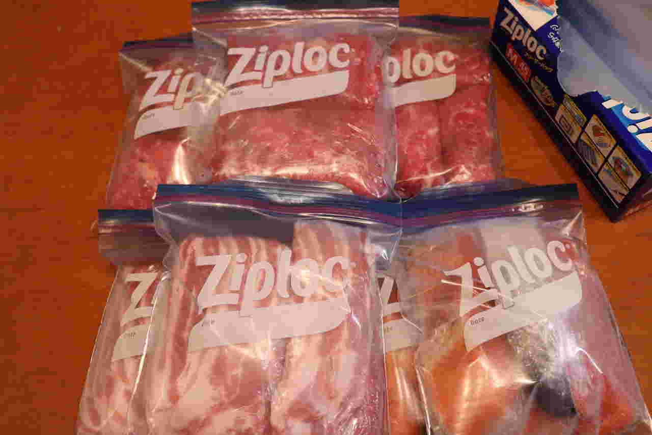 コストコのお肉をジップロックに入れた画像