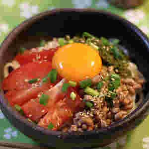 納豆めかぶトマトの冷しゃぶサラダうどん