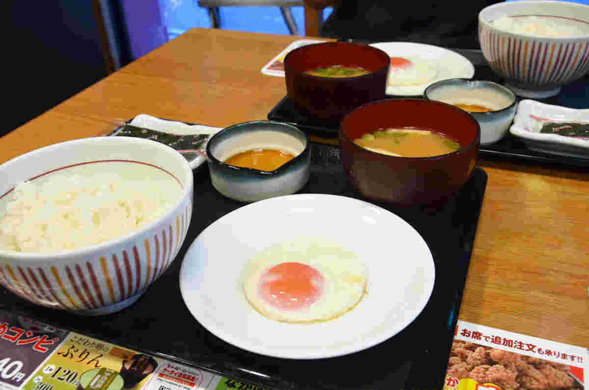 目玉焼き定食