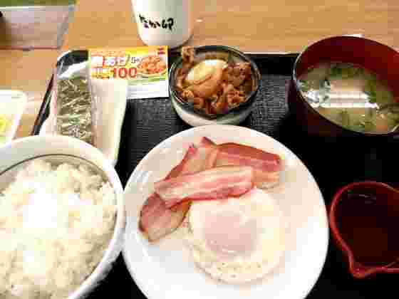 目玉焼きベーコン定食