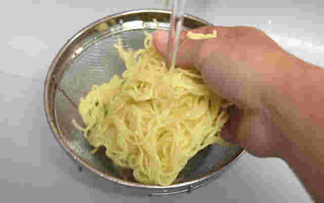 麺を洗っている