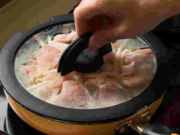 ふたをして麺と具材を蒸し焼きにしている