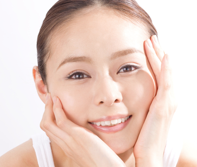 頬を触る女性