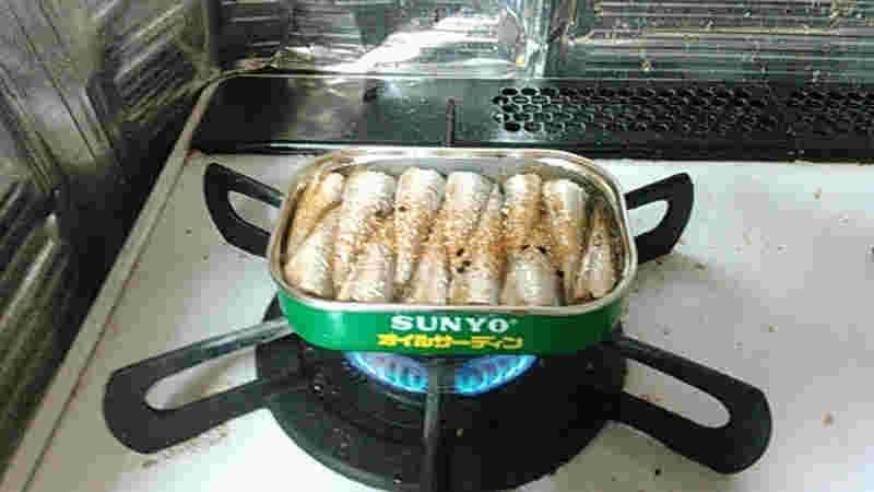 オイルサーディンの缶ごと焼いた画像