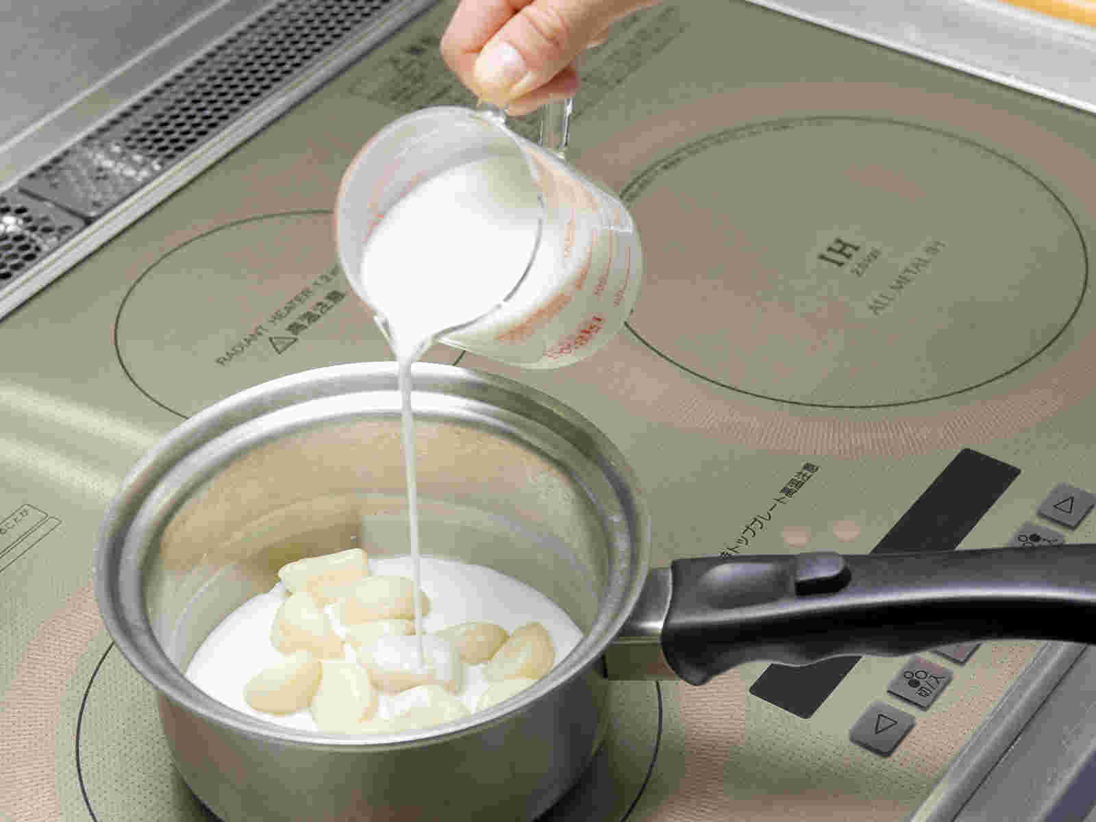 にんにくを牛乳で茹でる様子