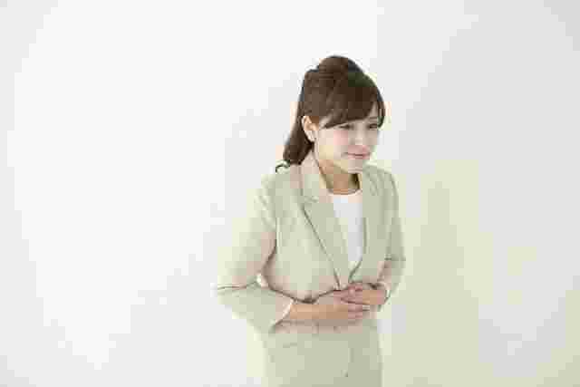 腹痛の女性