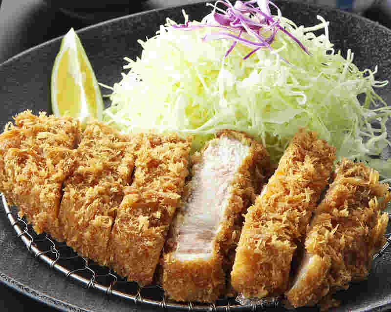 さくさくの衣が魅力のとんかつの様子