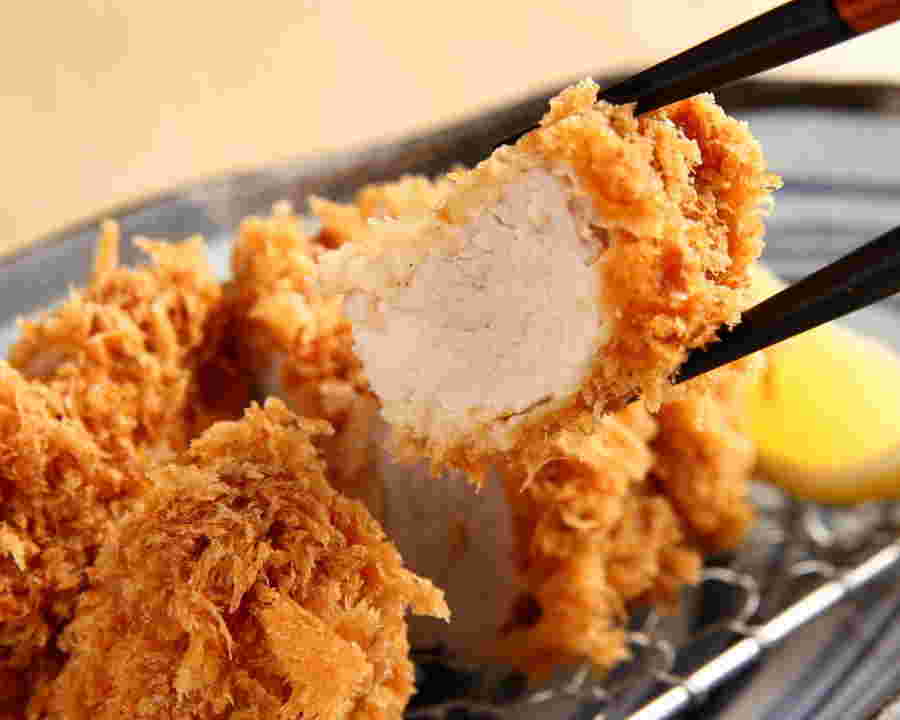 ヒレカツを箸で持ち上げている様子