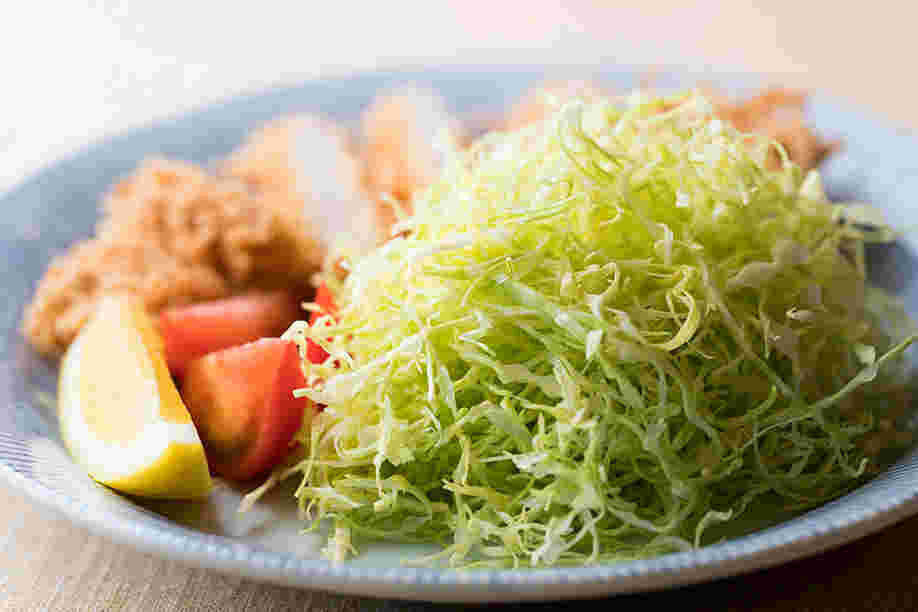 とんかつに添えられたキャベツの様子