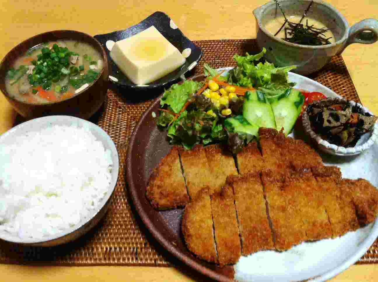 ボリューム満点のとんかつ定食の様子