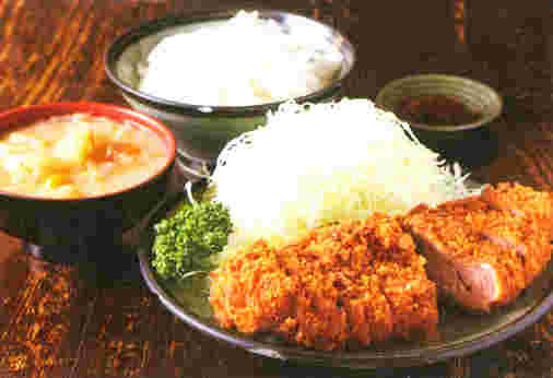 ごはんと味噌汁とキャベツがセットになったとんかつ定食の様子