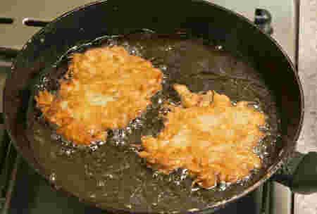 フライパンで揚げ物を揚げる画像