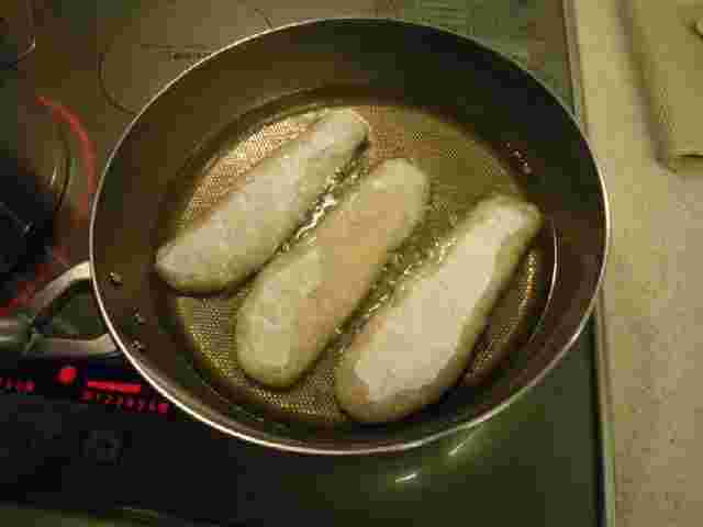 フライパンで揚げ物を揚げる画像