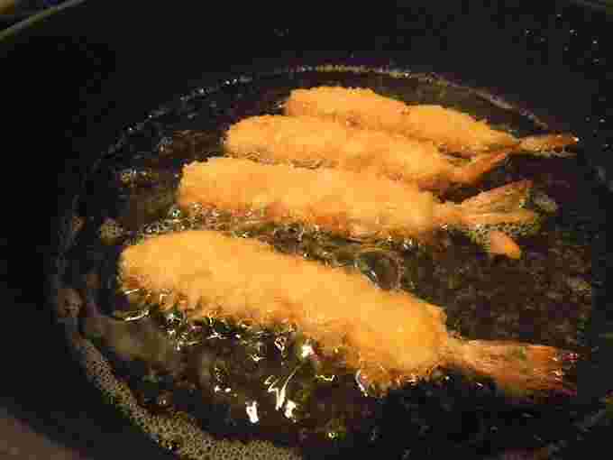 フライパンで揚げ物をする様子