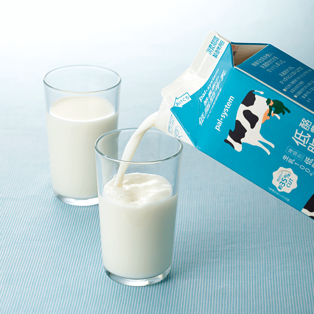 低脂肪牛乳をグラスに注ぐ
