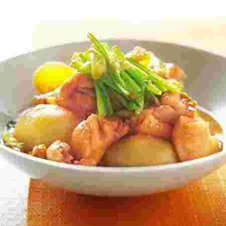 オレンジのマットの上に白い器に入ったかぶと鶏の中華煮