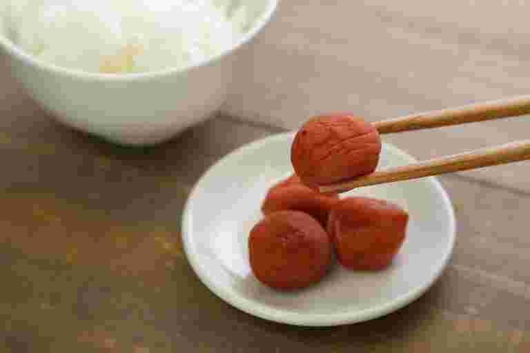 梅干しを箸でもっている