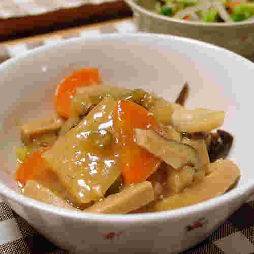 チェックのマットの上に白い器に入った高野豆腐とかぶの中華炒め煮