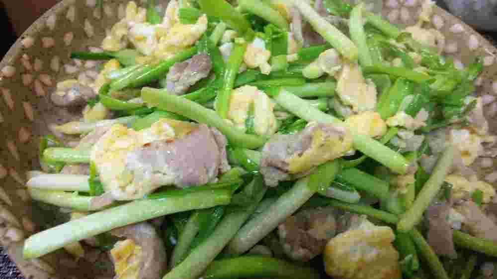 ニンニクの芽と卵と豚肉の塩炒め