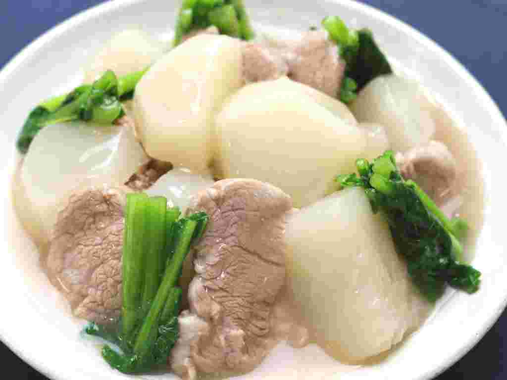 かぶと豚肉と緑野菜が入ったとろみのついた煮物