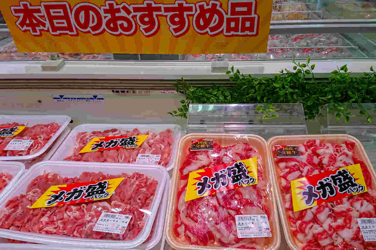 業務スーパーの肉販売コーナー