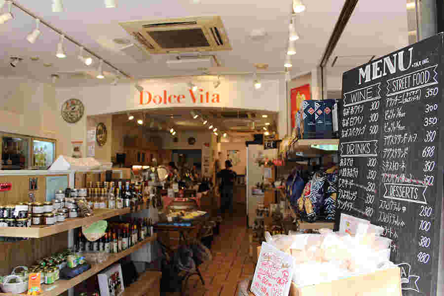 輸入食品店の入り口にある黒板と陳列品