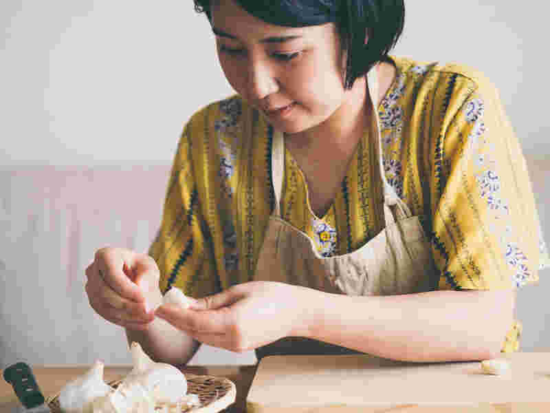 ニンニクの芽をとっている女性