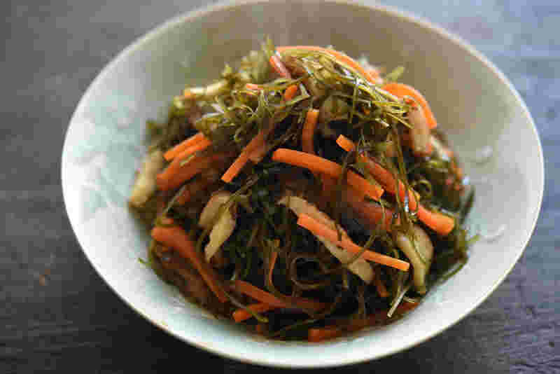 作り置きにおすすめの切り昆布とあさりの炒め物