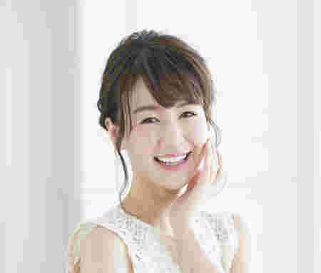頬に手を当てている女性