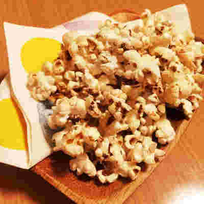 木の皿に盛りつけられたバター醤油ポップコーン