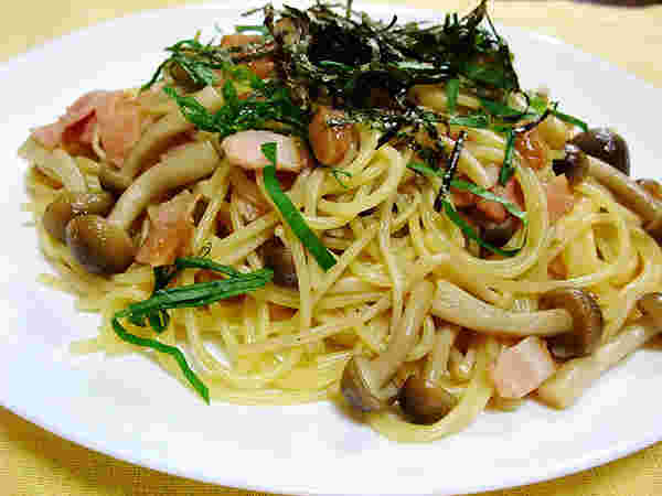 和風きのこパスタを皿に盛り付けた完成品