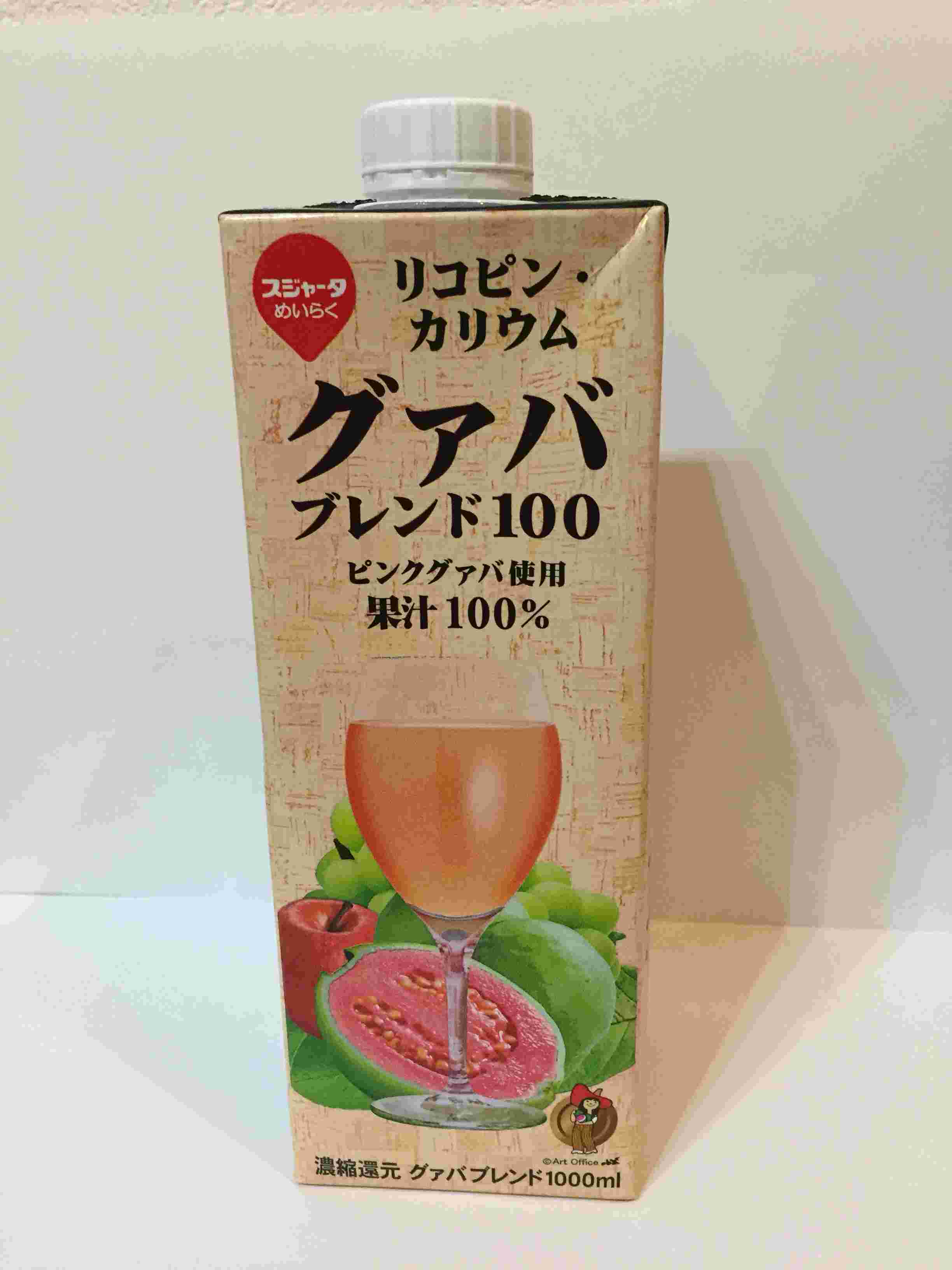 白い壁の前にパック入りのスジャータグァバジュース