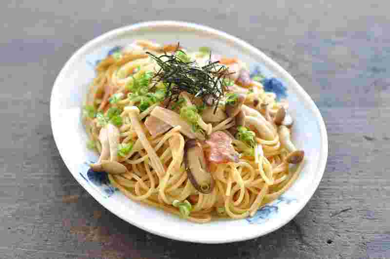 和風きのことベーコンのパスタをさらに盛り付けた完成品
