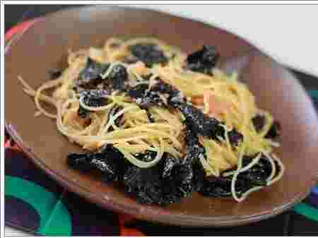 焼きのりと辛子明太子のバター醤油和風バターを皿に盛り付けた完成品