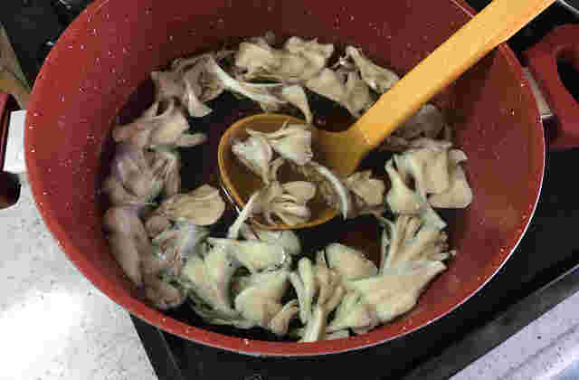 舞茸を鍋で煮出している画像